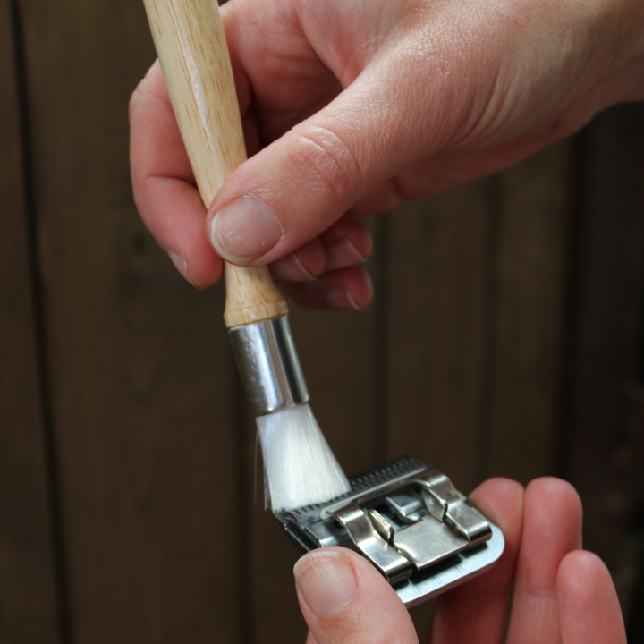 Clipper/Blade Brush